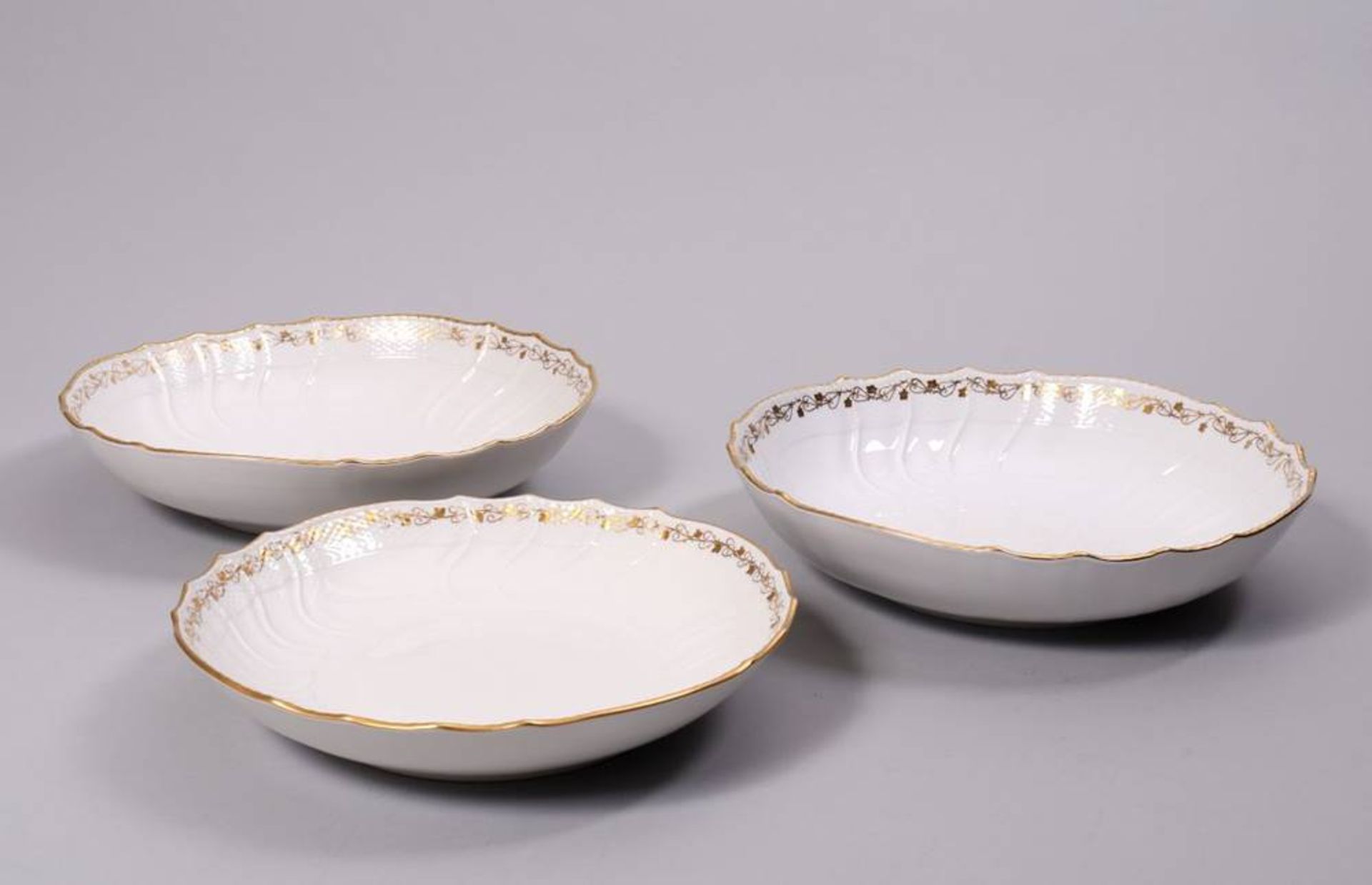 Dinner-service fr 8 PersonsKPM Berlin, Neuozier with gold vine decoration, 38 pcs, small oval - Bild 7 aus 9