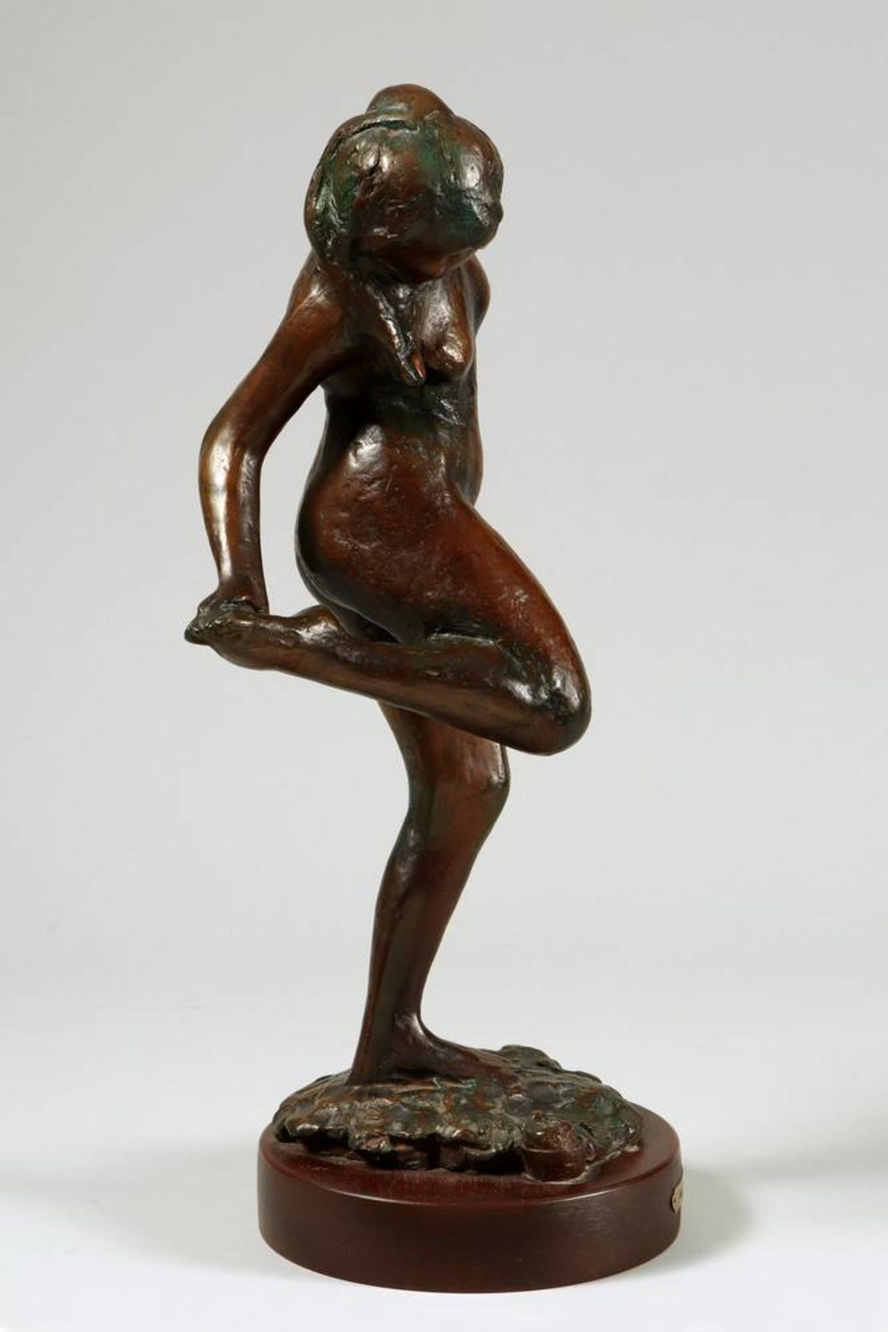 After Edgar Degas female nude, bronzed resin, Ara Kunst Bildgießerei, H: ca. 47,5cmEdgar Degas, nach - Bild 3 aus 4