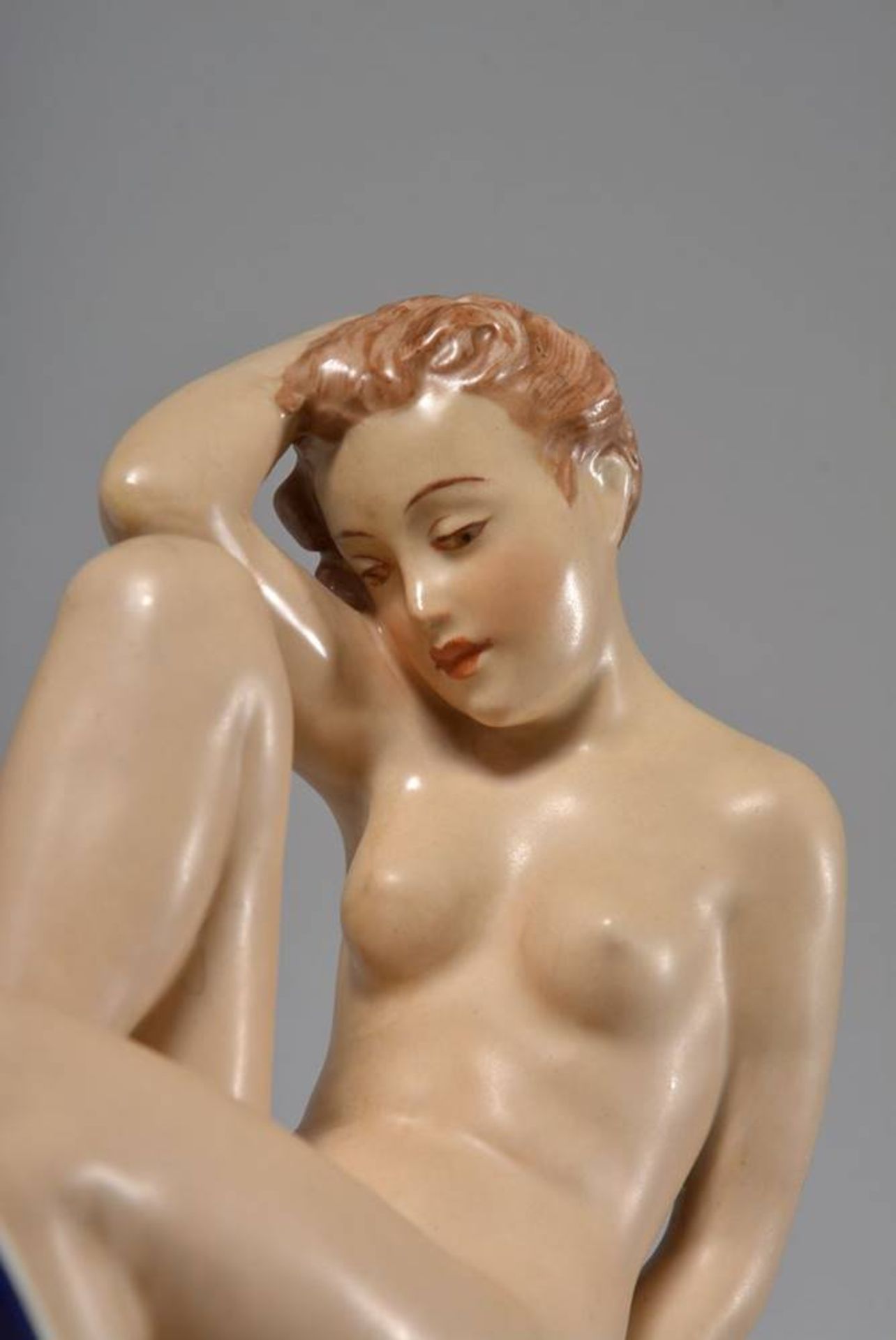 Nude figurinedesign Elly Strobach for Royal Dux, 20th C., kneeling female nude, No. to base, H 15, - Bild 3 aus 4