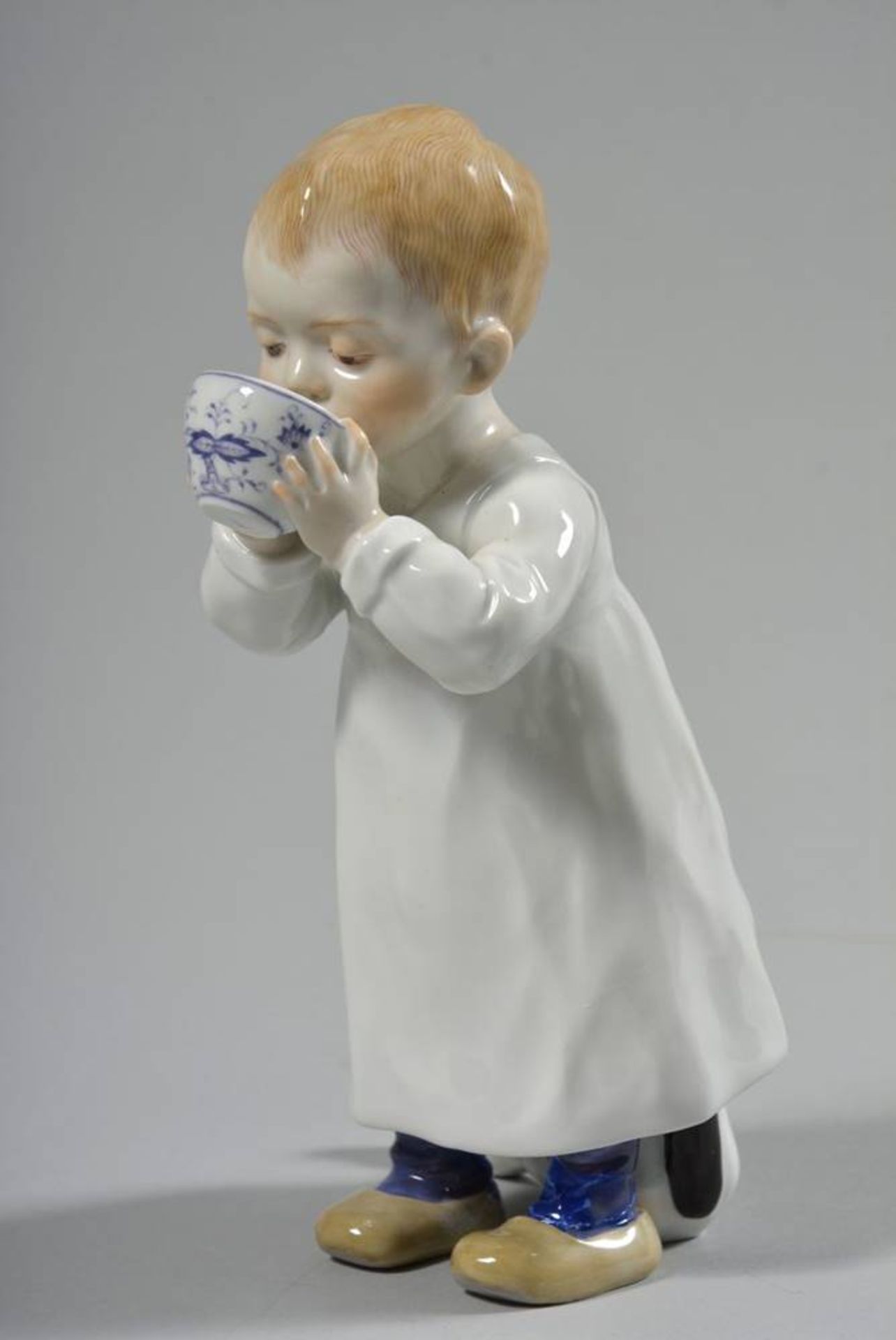 "Hentschelkind" boy with cupdesign Konrad Hentschel (1872, Cölln-1907, Meissen) for Meissen, after - Bild 2 aus 4