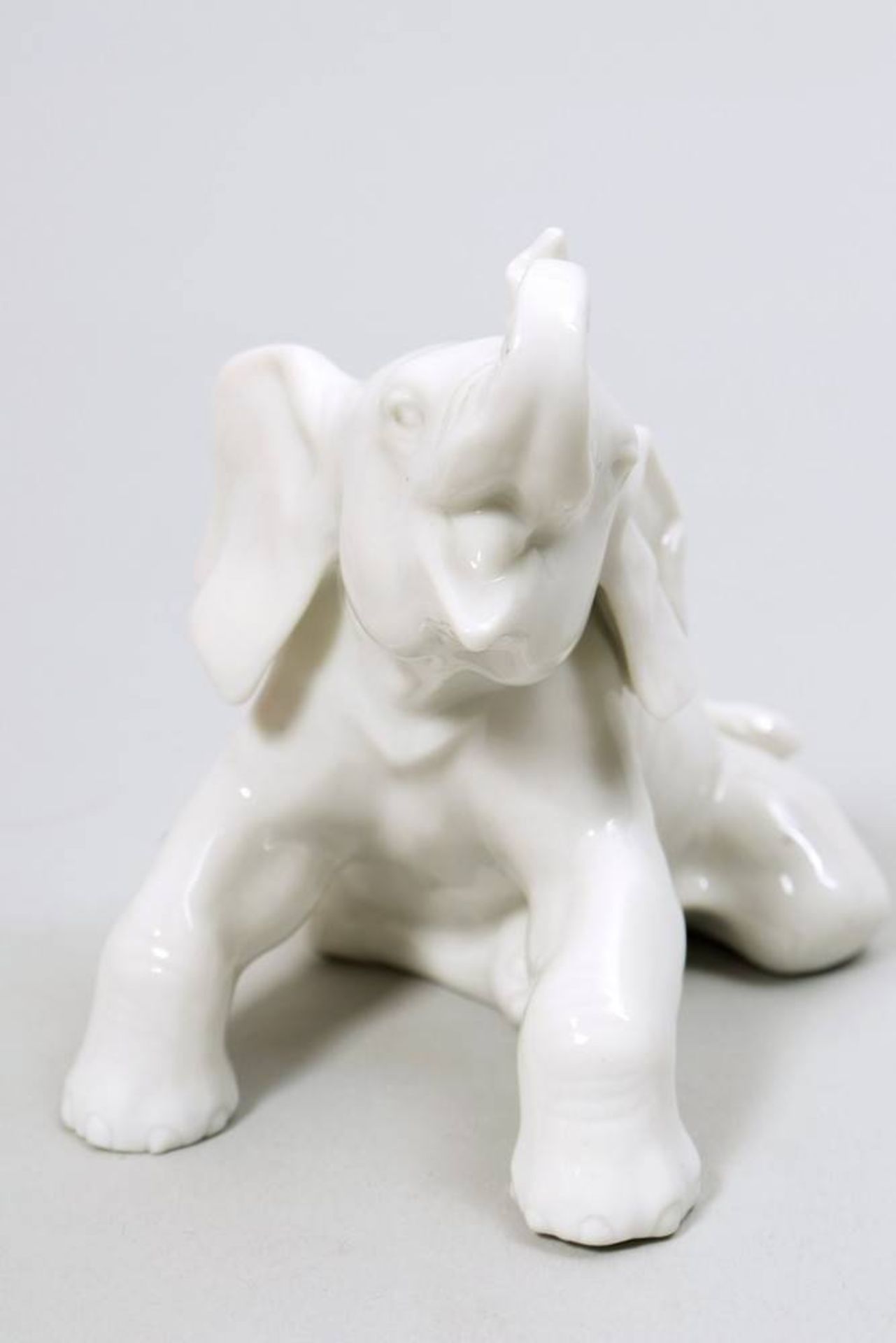 Reclining elephant Allach, 1933-45, porcelain, marked, illegible pressNo., H: 7cmHockender - Bild 3 aus 5