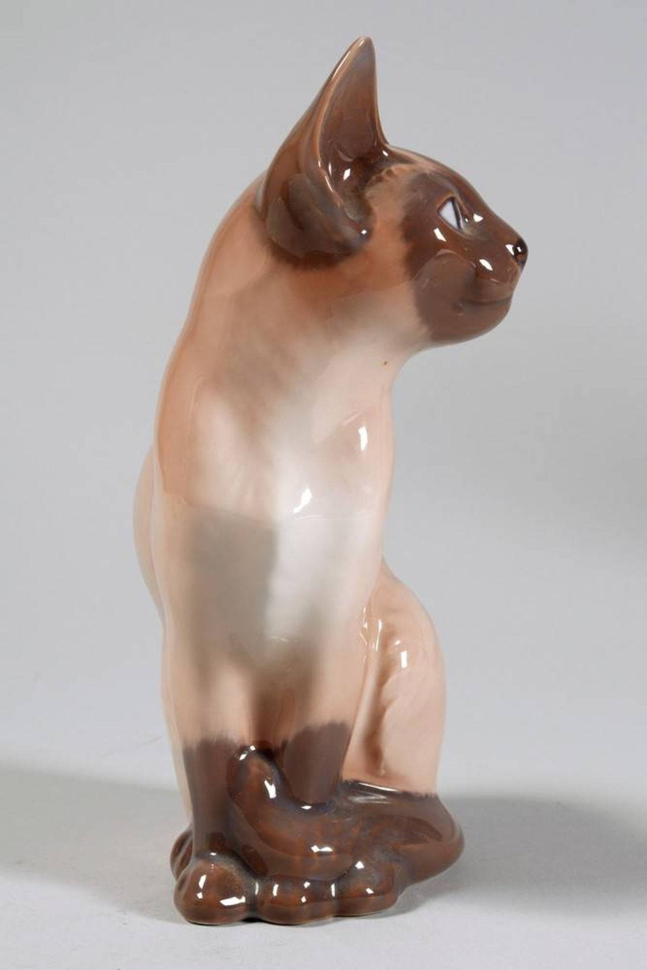 Seated siamese cat Royal Copenhagen, 20th C., design Theodor Madsen, porcelain, marked, modell No. - Bild 3 aus 4