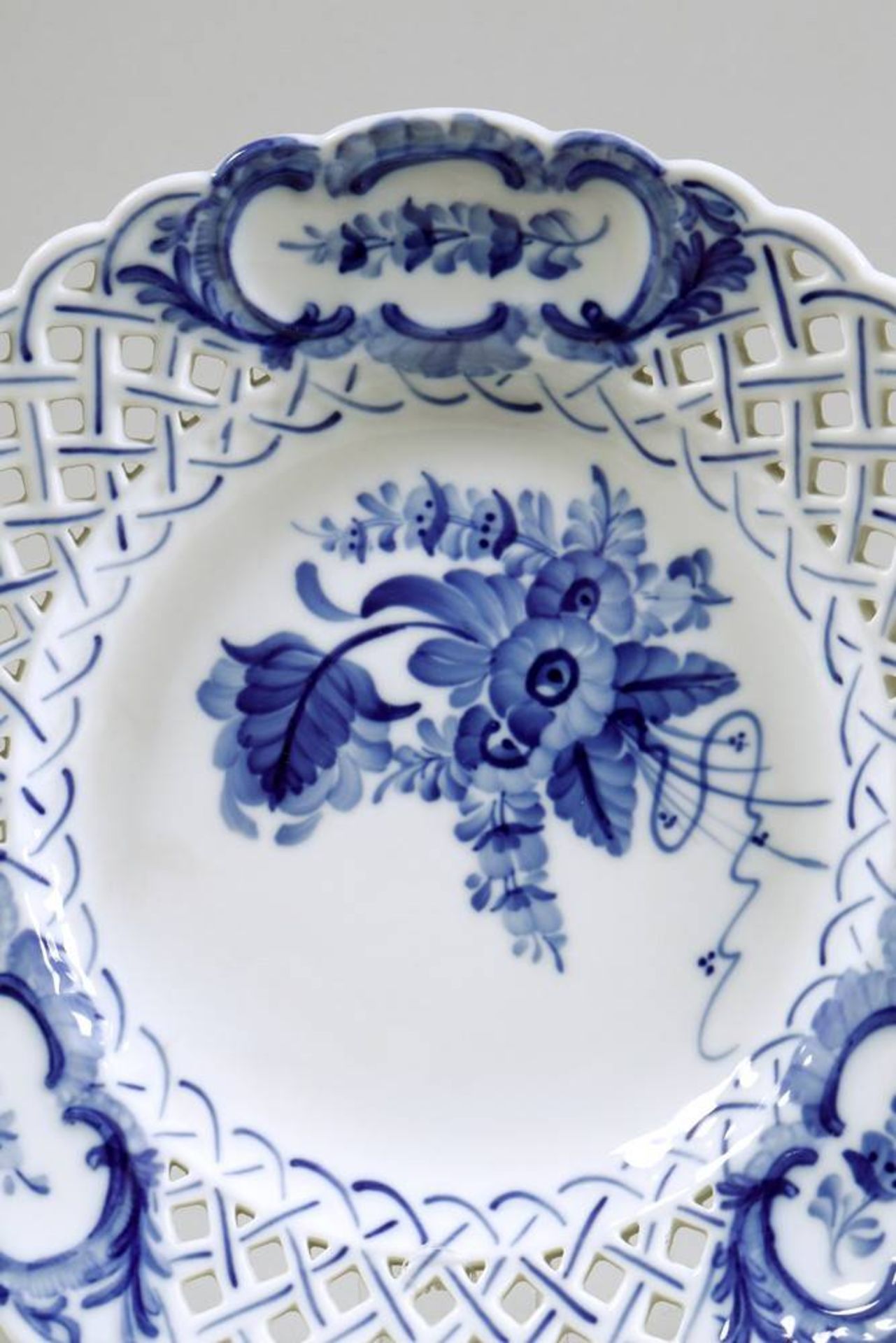 Wall plate Royal Copenhagen, Denmark, 20th C., decor "Blaue Blume", D: 24cm, signs of useWandteller, - Bild 2 aus 3