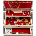 A vintage Mele (Canadian) jewellery box with key containing a quantity of costume jewellery and a