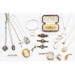 A collection of jewellery to include a 9ct gold Victorian brooch,