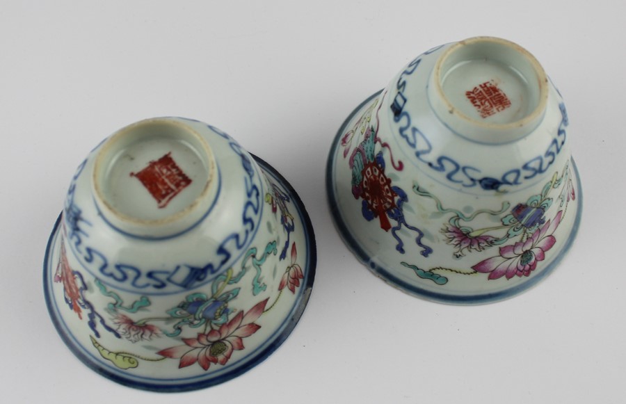 A pair of late 19th/early 20th century Chinese porcelain famille rose decorated rice bowls, with - Image 4 of 4