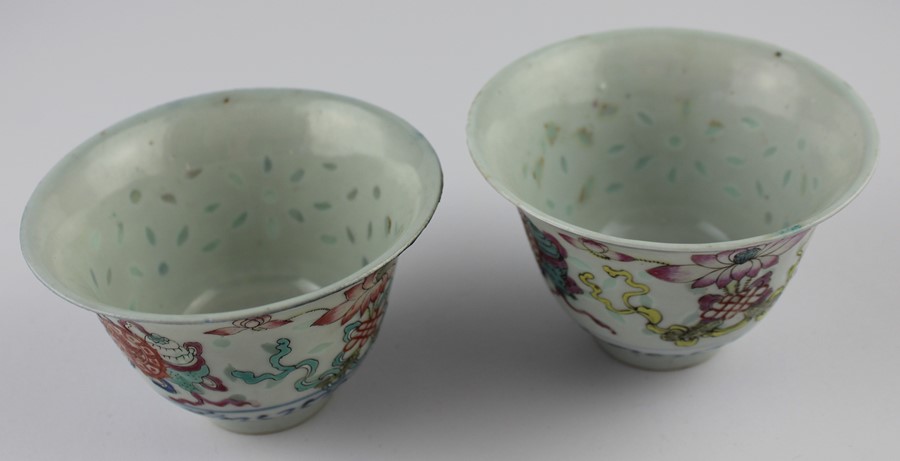A pair of late 19th/early 20th century Chinese porcelain famille rose decorated rice bowls, with - Image 3 of 4