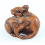 Late 19th century Japanese carved boxwood netsuke, modelled as two intertwined rats, signed, 3 cm