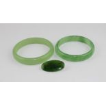 **REOFFER IN APR LONDON 40/60**A green jade bangle, diameter 7.7cm x width 1.3cm, in fitted box,