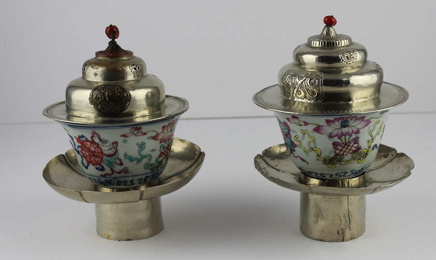 A pair of late 19th/early 20th century Chinese porcelain famille rose decorated rice bowls, with