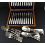 A quantity of George V silver old English pattern flatware, by Lee & Wigfull, Sheffield 1921, to