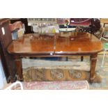 An Edwardian mahogany windout dining table, fitted with three removable leaves,