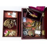 A collection of jewellery to include a Victorian sweet heart brooch with hair compartment reverso,