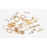 A quantity of 9ct and 14ct gold jewellery, including earrings and bar brooches,