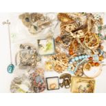 A collection of jewellery to include a silver mounted cameo brooch, rolled gold bangel,