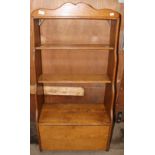 An early 20th Century oak small shelved whatnot,