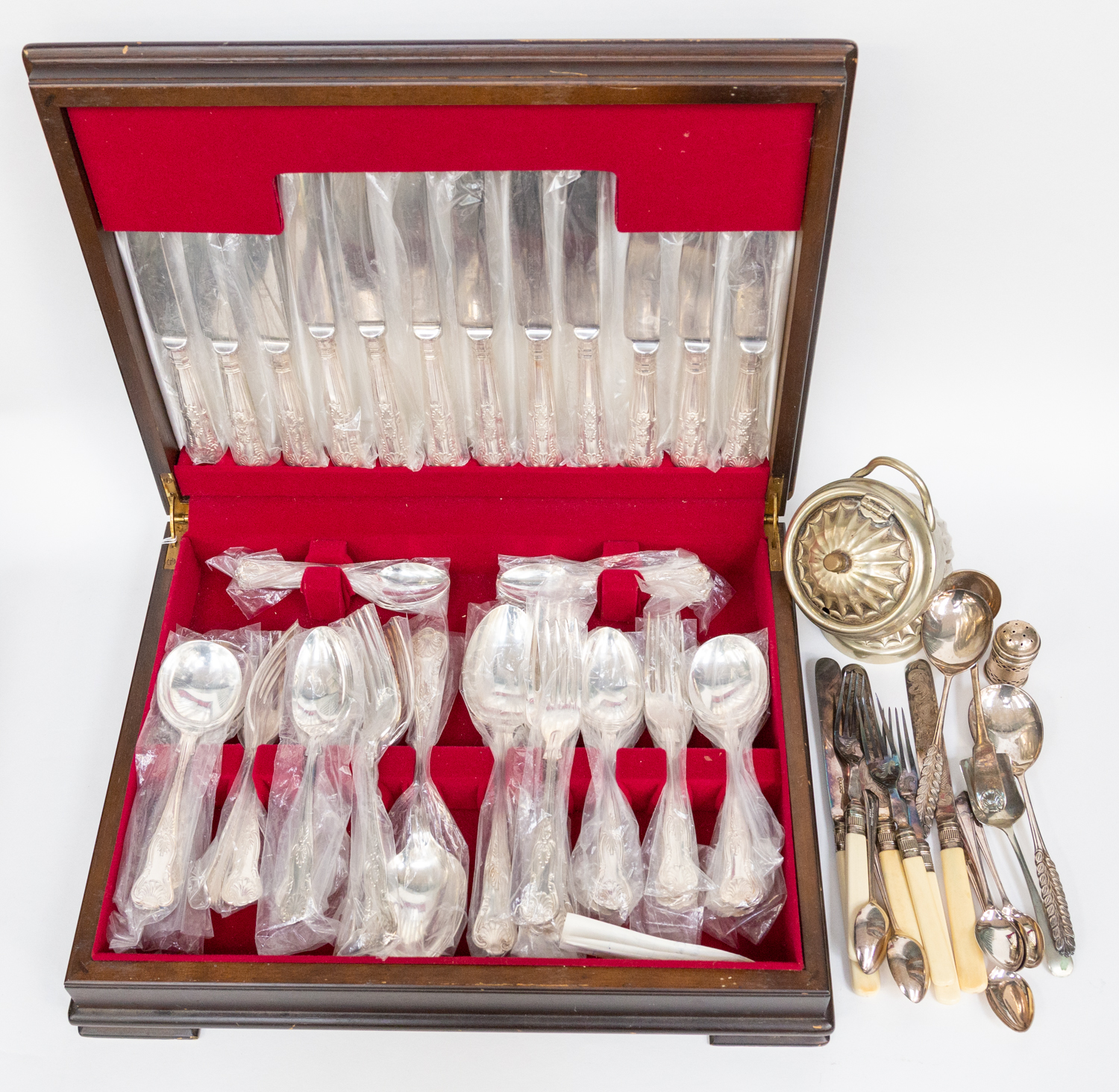 Cased mahogany Kings Pattern set of table cutlery complete with early 20th Century flat ware