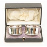 A pair of George V plain silver napkin rings with reeded ribbon border, Walker and Hall Sheffield,