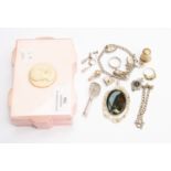 ***AUCTIONEER TO ANNOUNCE THIMBLE IS 9CT GOLD NOT 14CT ***A pink plastic jewellery box,