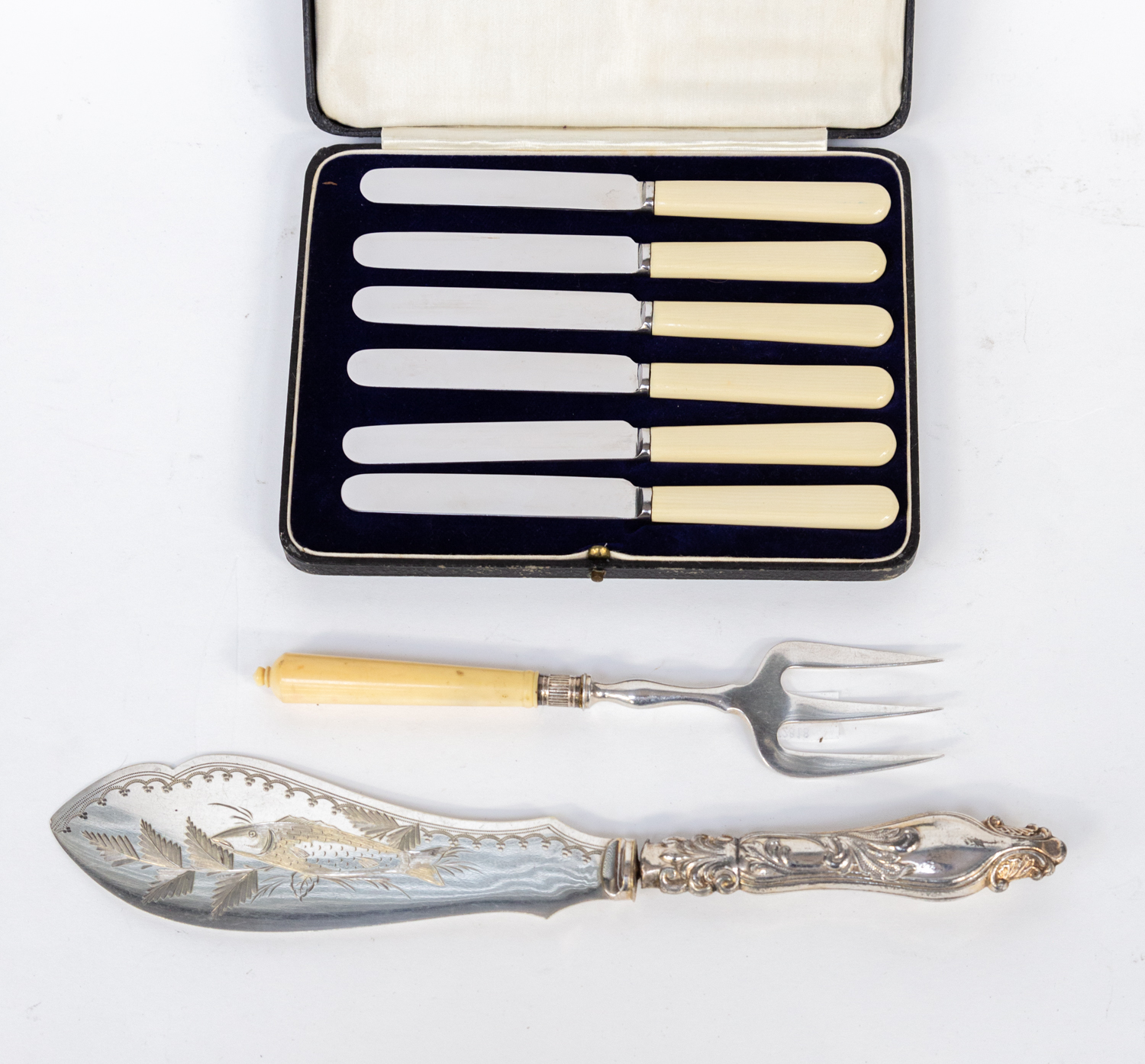 A set of six plate butter/side knives in case together with a fish slice engraved with fish on