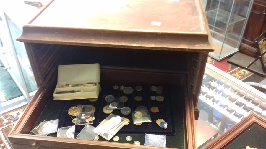 A large wooden display box containing Commemorative medals, Coronation Medals, Tokens and, Coins and - Image 7 of 7