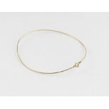 An 18ct. yellow gold wire choker necklace, clasp impressed "750". (4.1g)
