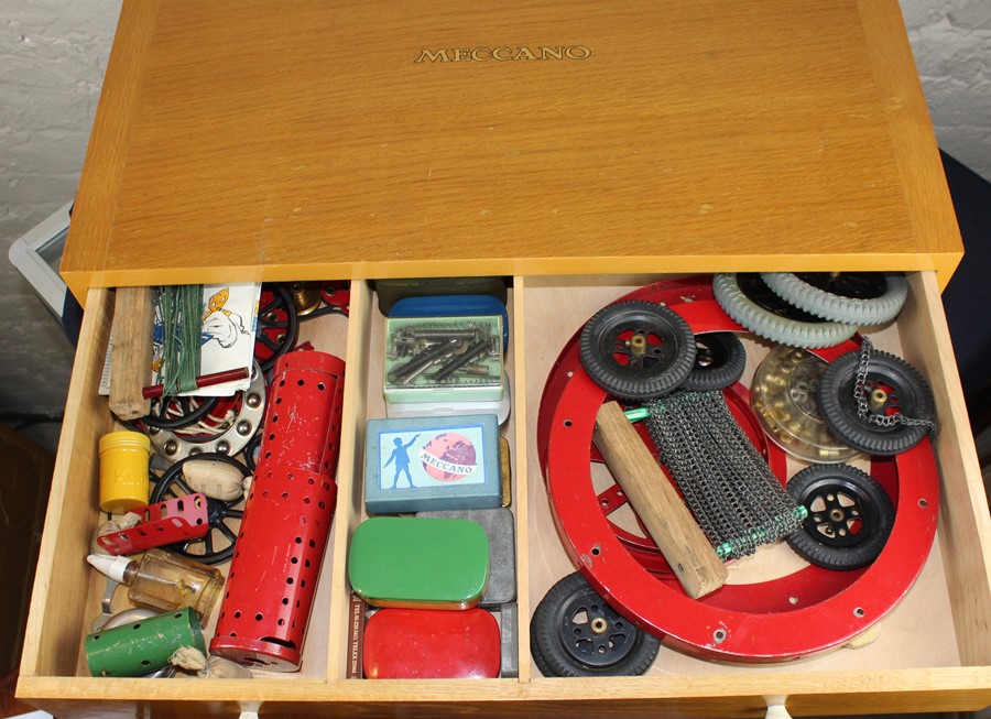 A large quantity of early Meccano, comprising plates, wheels, cogs and parts contaIned in a - Image 3 of 6