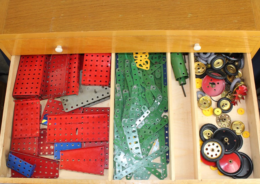 A large quantity of early Meccano, comprising plates, wheels, cogs and parts contaIned in a - Image 4 of 6