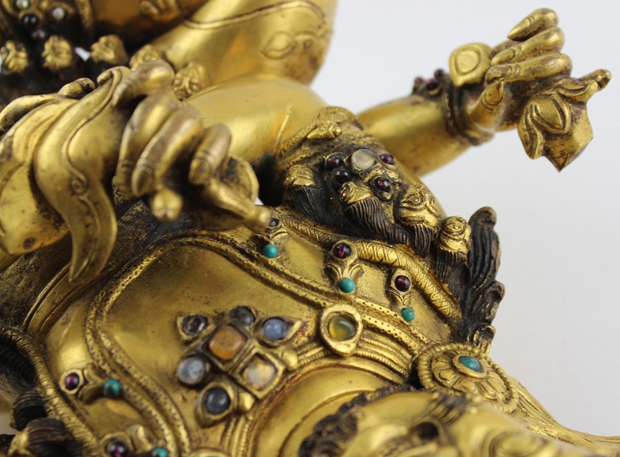 An early 20th century Sino-Tibetan gilt bronze of a seated Mahakala, the wrathful Diety having a - Image 5 of 8