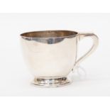 A George VI sterling silver Christening mug, by D&F Maker, Birmingham 1940, 152.67 grams / 4.