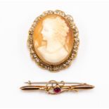 A 9ct gold Victorian bar brooch with a single central paste set stone,