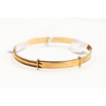 A 9ct gold child's expander bangle, diamond cut engraved top, weight approx 3.