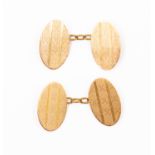 A pair of 9ct gold chain cufflink's 6.