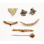 A collection of jewellery to include a 15ct gold and amethyst bar brooch,