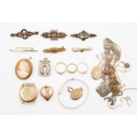 A collection of jewellery to include a 9ct gold Victorian brooch,