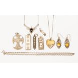 A quantity of 1977 silver ingots, pendants, earrings etc,
