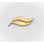 Aksel Holmsen - A Norwegian silver and yellow enamel brooch, approx. 5.5cm, approx. 7.1gms