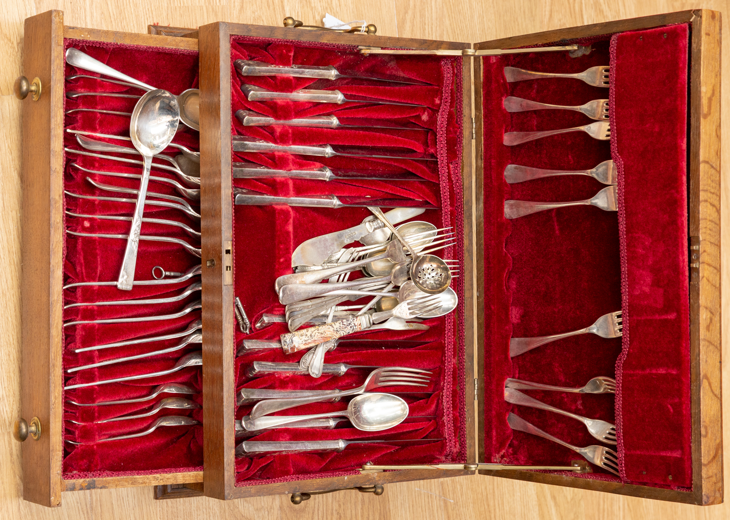 An early 20th Century canteen of cutlery, EPNS,