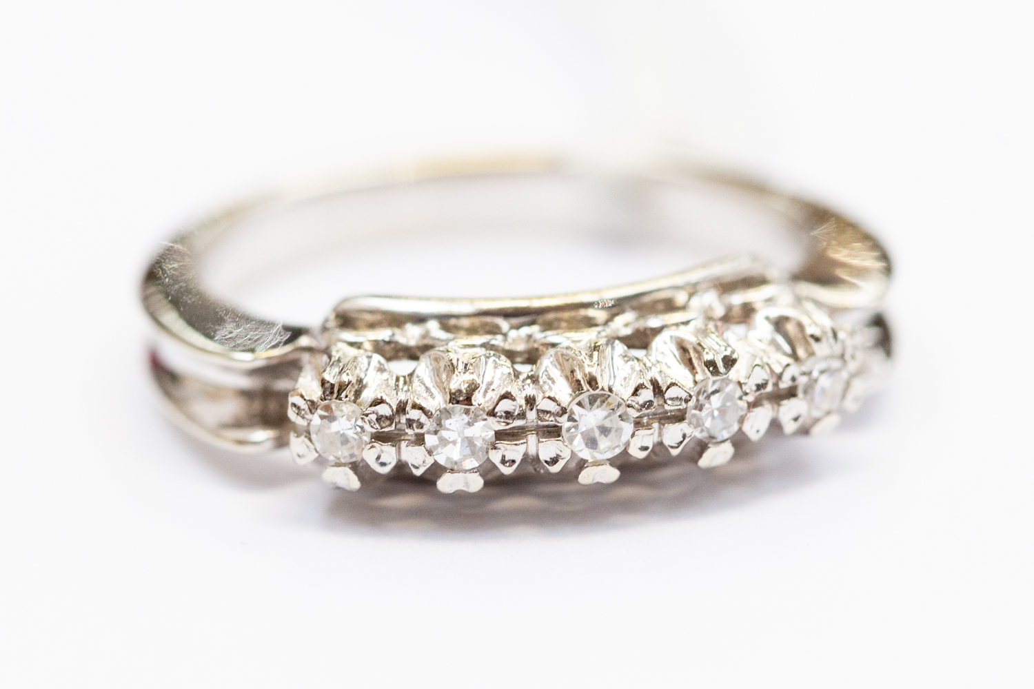 A diamond and 18ct stamped white gold ring,