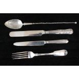 A silver fork 1.86 ozt, two knives, silver blade, filled handle, 2.