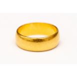 A 22ct gold wedding band, size approx M,