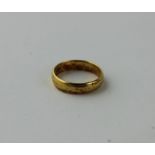 A 22ct. yellow gold band, hallmarked Birmingham 1922. .(3.7g)