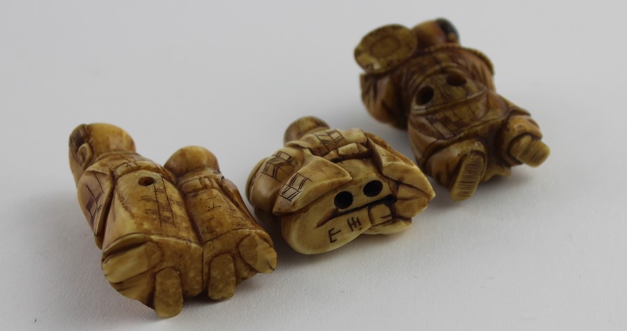 A collection of three 19th century Meiji period netsuke - Image 4 of 4