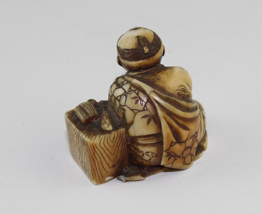 A collection of Japanese Ivory and wooden items to Include a Meiji Period Netsuke , Okimono figure - Image 5 of 6