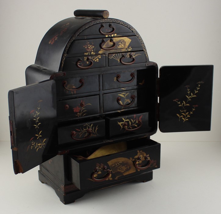 A 19th century Japanese lacquered table top jewellery cabinet, decorated gold and red on black - Image 3 of 4