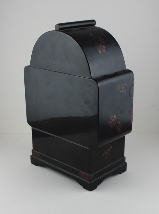 A 19th century Japanese lacquered table top jewellery cabinet, decorated gold and red on black - Image 4 of 4