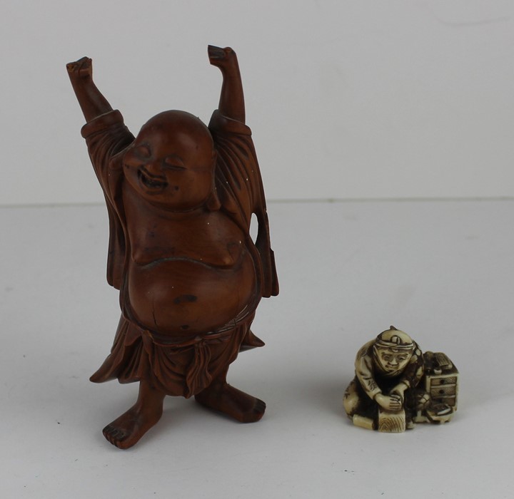 A collection of Japanese Ivory and wooden items to Include a Meiji Period Netsuke , Okimono figure - Image 3 of 6