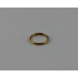 A 22ct. gold band, London hallmarked. (2g),