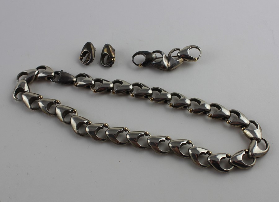 A Brett Payne silver and  choker necklace, brooch and earrings en suite, c.1995-6, having heavy - Image 2 of 2