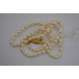 Single strand pearl/freshwater (to check) necklace with yellow metal clasp